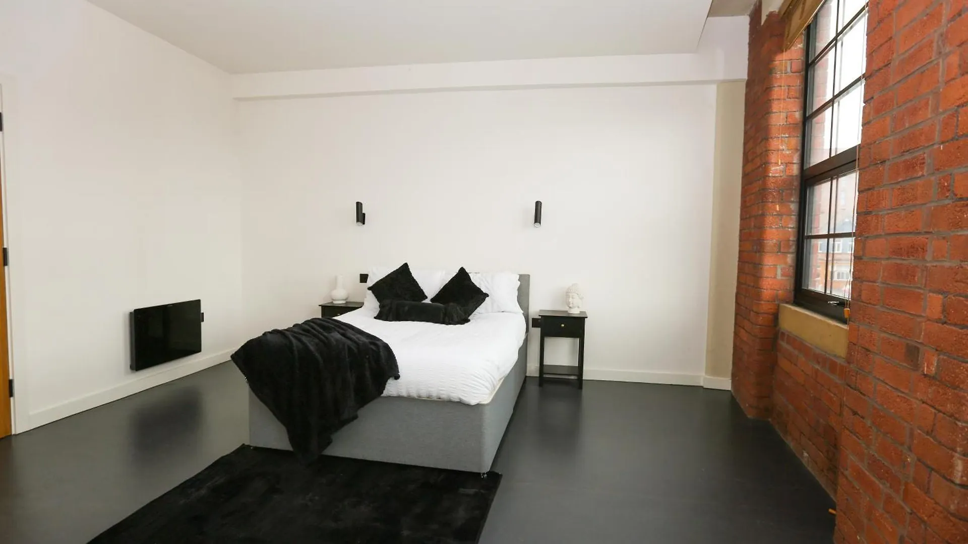 Stayzo_Nichols Building_Spacious 3-Bedroom Apartment Sheffield